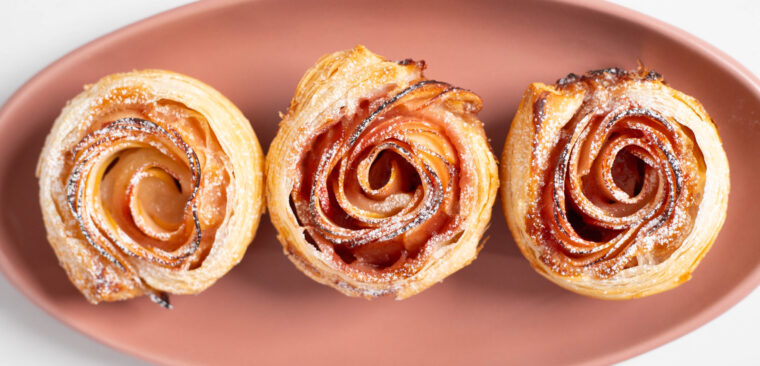 Tartes folhadas com rosas de maçã